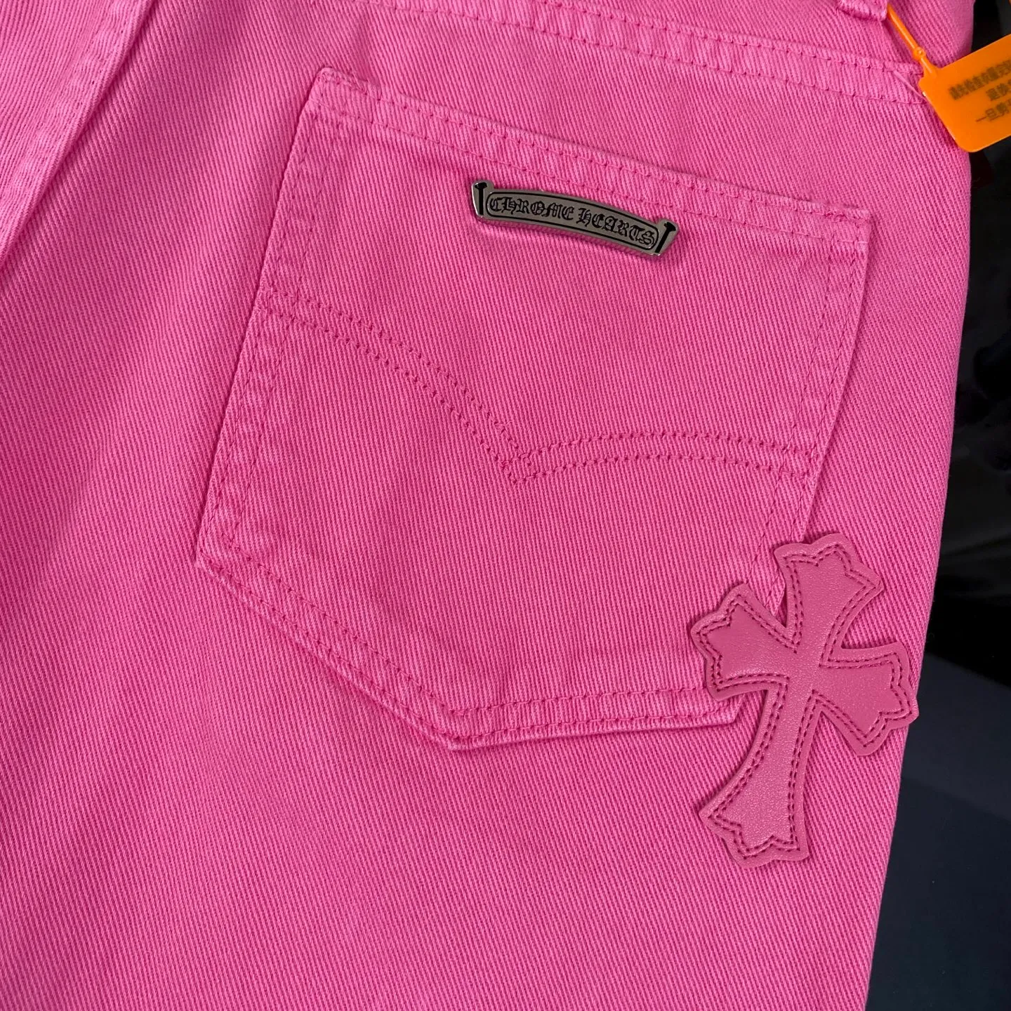 P250 chrome hearts 2025 new limited edition rose pink jeans vi Top heavy industry fashionable design] Consistent high street luxury style creation. Speaking of this style, the Zangyin family and GU family are definitely the leading representative brands. Especially the Zangyin family has really achieved a state-of-the-art effect in creating high street style. The unique washed material is used to create this style. The color system is quite eye-catching. After it is decorated with patchwork cross flowers, it cleverly highlights the charm of the brand. Secondly, this style uses classic The classic high-waist cutting design highlights the long legs and fashionable temperament of the upper body. The brand is highly recognizable and the slim fit configuration is more suitable for daily wear. It is a product that interprets personality, fashion, and specifications at a glance. This single product is enough to make any fan excited. It can be a white T-shirt for youthful preppy style, or a tight suspender for lady style. It has strong matching ability and can be easily controlled by men.  [Materials and craftsmanship] Needless to say, this point goes without saying. As an excellent craftsman brand, Zangyin’s requirements for details and craftsmanship are really perfect. The washed color of this model has gone through so many processes, not to mention the embellishment of denim appliques. It is also purely hand-made and sewn. Just like what they believe in, only hand-made things have soul and have the meaning of wear. A top-notch heavy-duty fashionable denim item, I look forward to your perfect interpretation! !  Size:28-34